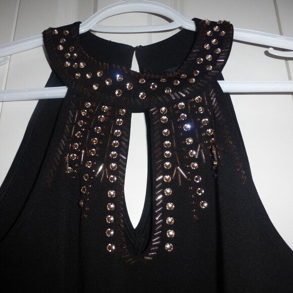 LE CHATEAU black sleeveless top with keyhole neckline and gold bead accents - Picture 10 of 11